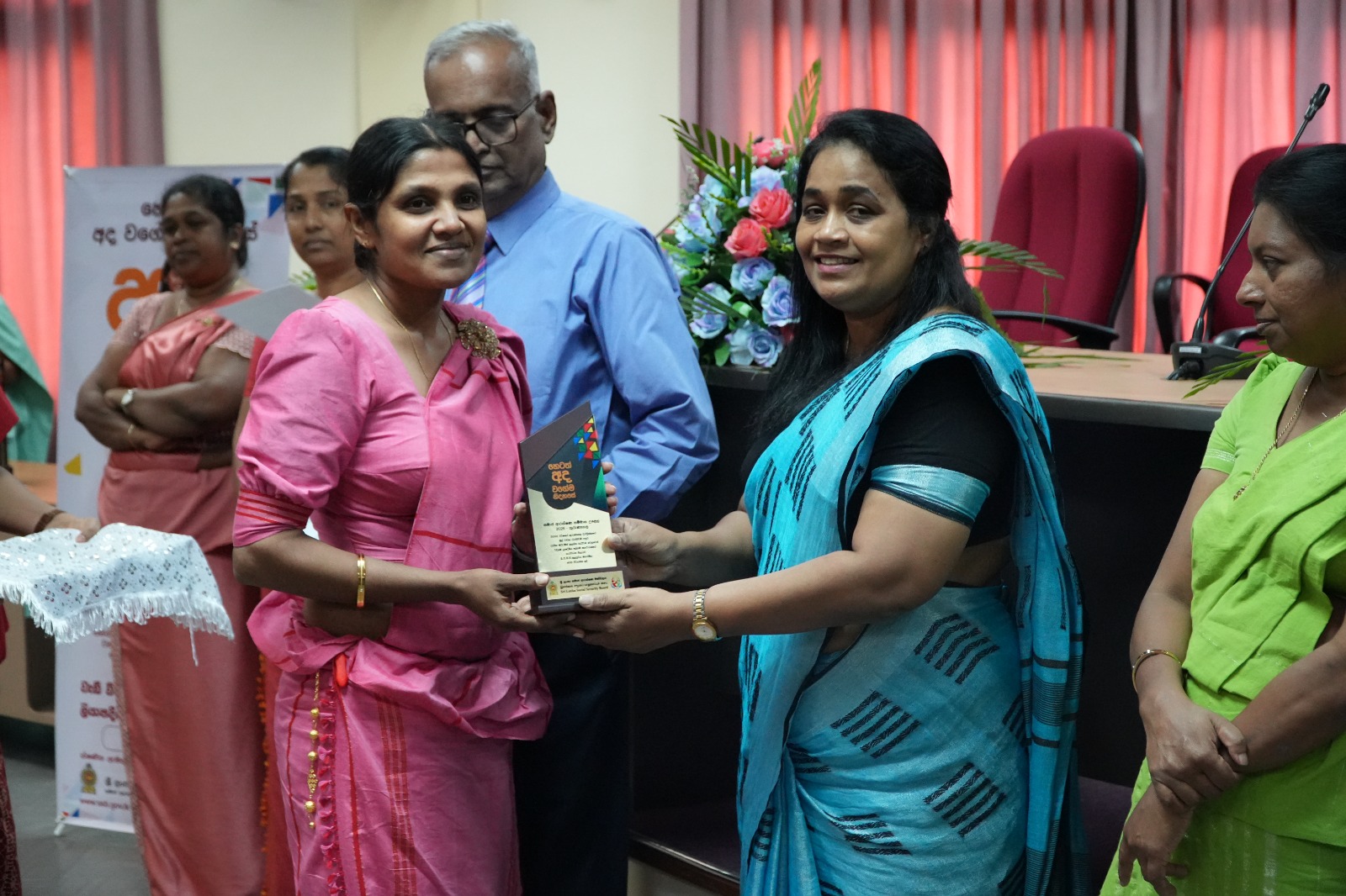 සමාජ ආරක්ෂණයට කැප වූ කුරුණෑගල දිස්ත්රික් රාජ්ය නිලධාරීන් අගයයි Image 17